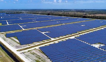 Florida Power & Light Company is close to breaking ground on the world’s largest solar battery plant in Parrish, Fla. The company has a goal of installing 30 million solar panels by 2030.