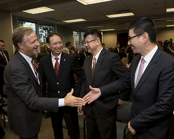 Tennessee Gov. Bill Haslam and Sinomax Group officials announced the company will locate new manufacturing operations in La Vergne, Tenn. Sinomax, a Chinese foam products manufacturer, is investing $28 million and hiring 350 workers in a new plant there.